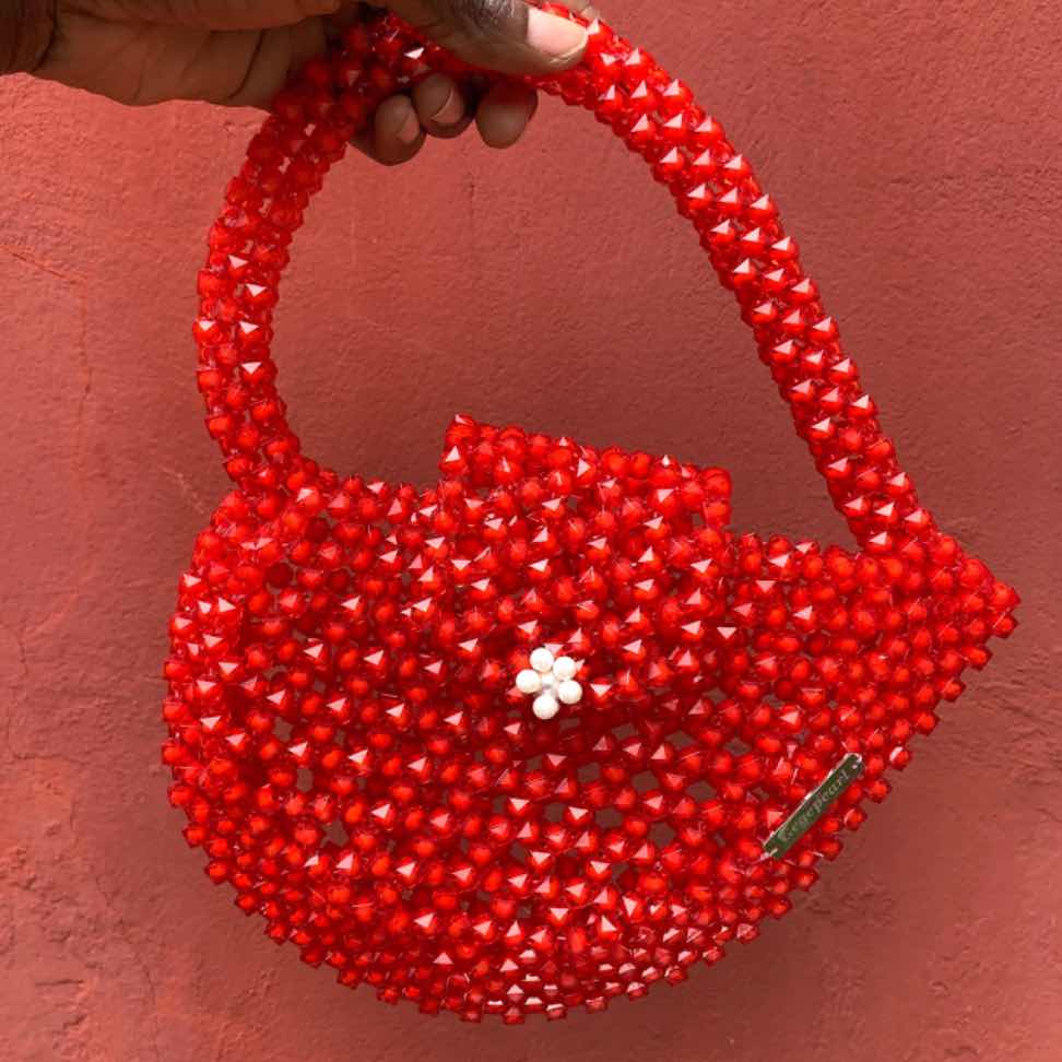 Sac rouge forme cœur en perles rouge