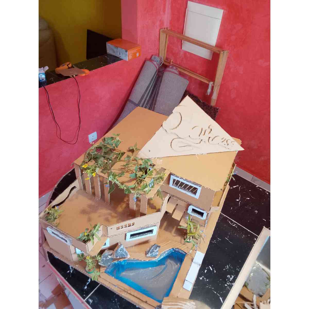 Maquette maison carton moderne avec piscine d'eau, mini maison design