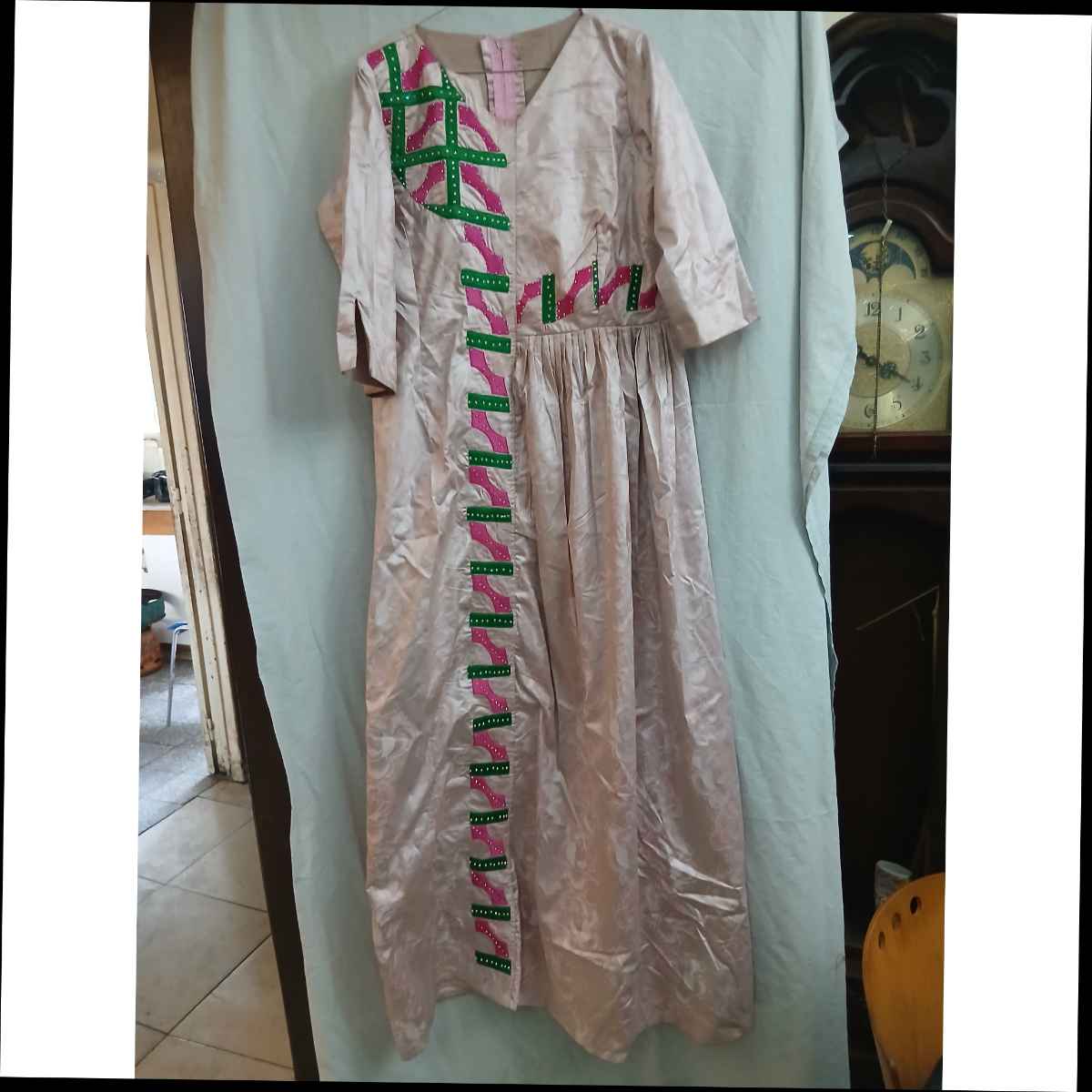 Robe Geztner rose broderies, longue satinée, élégante cérémonie femme