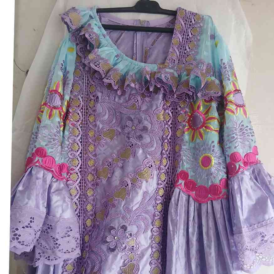 Robe bazin brodée femme élégante, longue cérémonie, couleurs vives