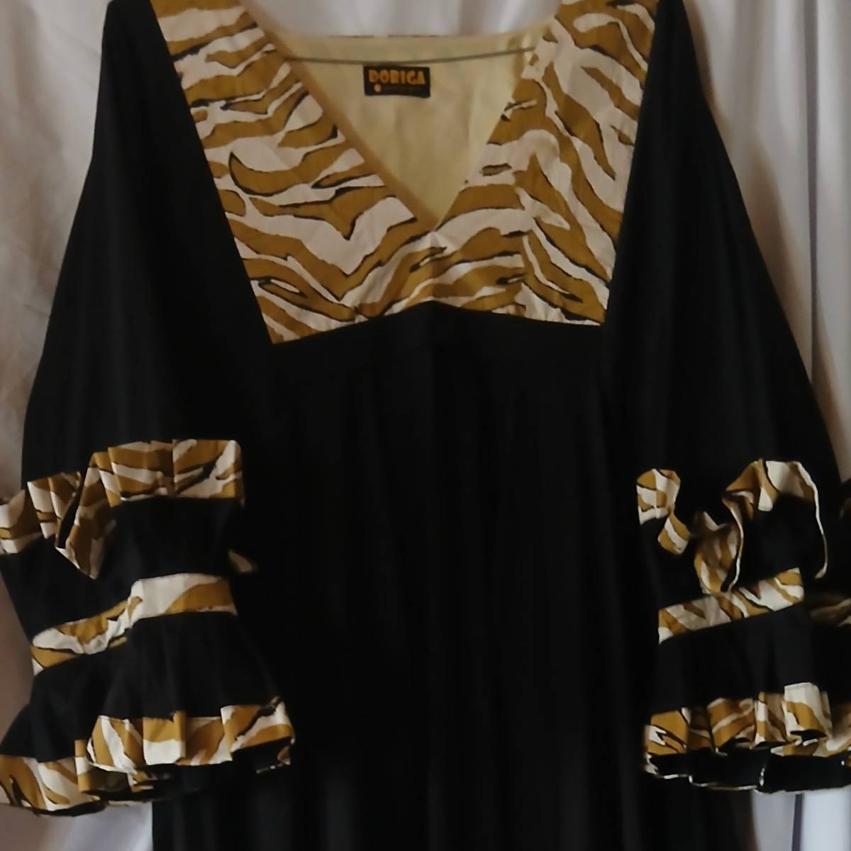 Robe lin noire femme chic avec wax beige doré, élégante soirée ou bureau