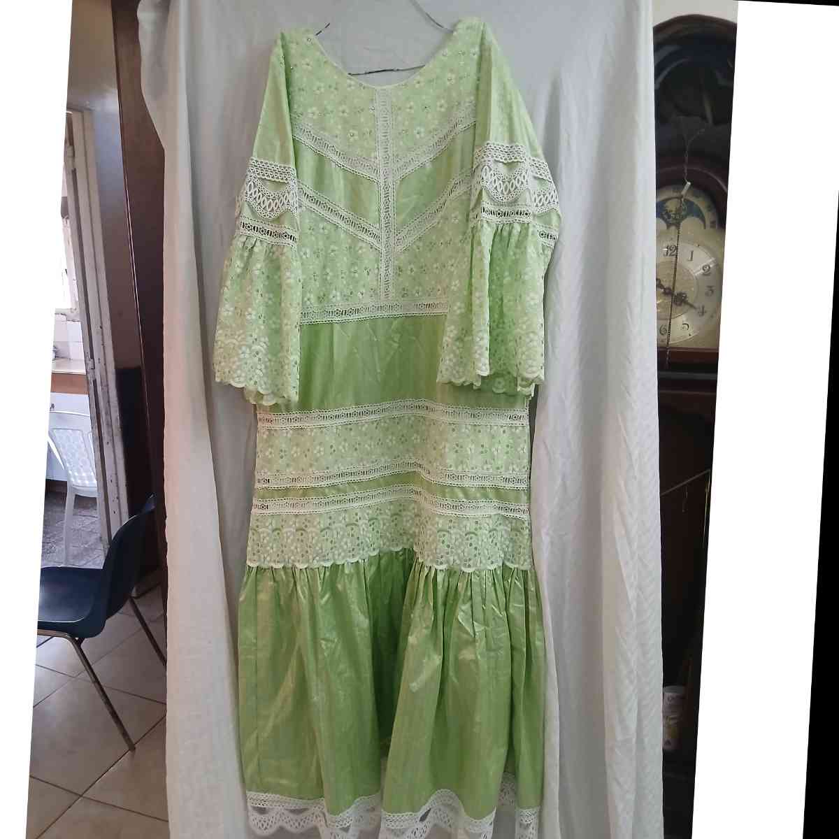 Robe verte brodée femme élégante, style bohème chic, garnitures blanches