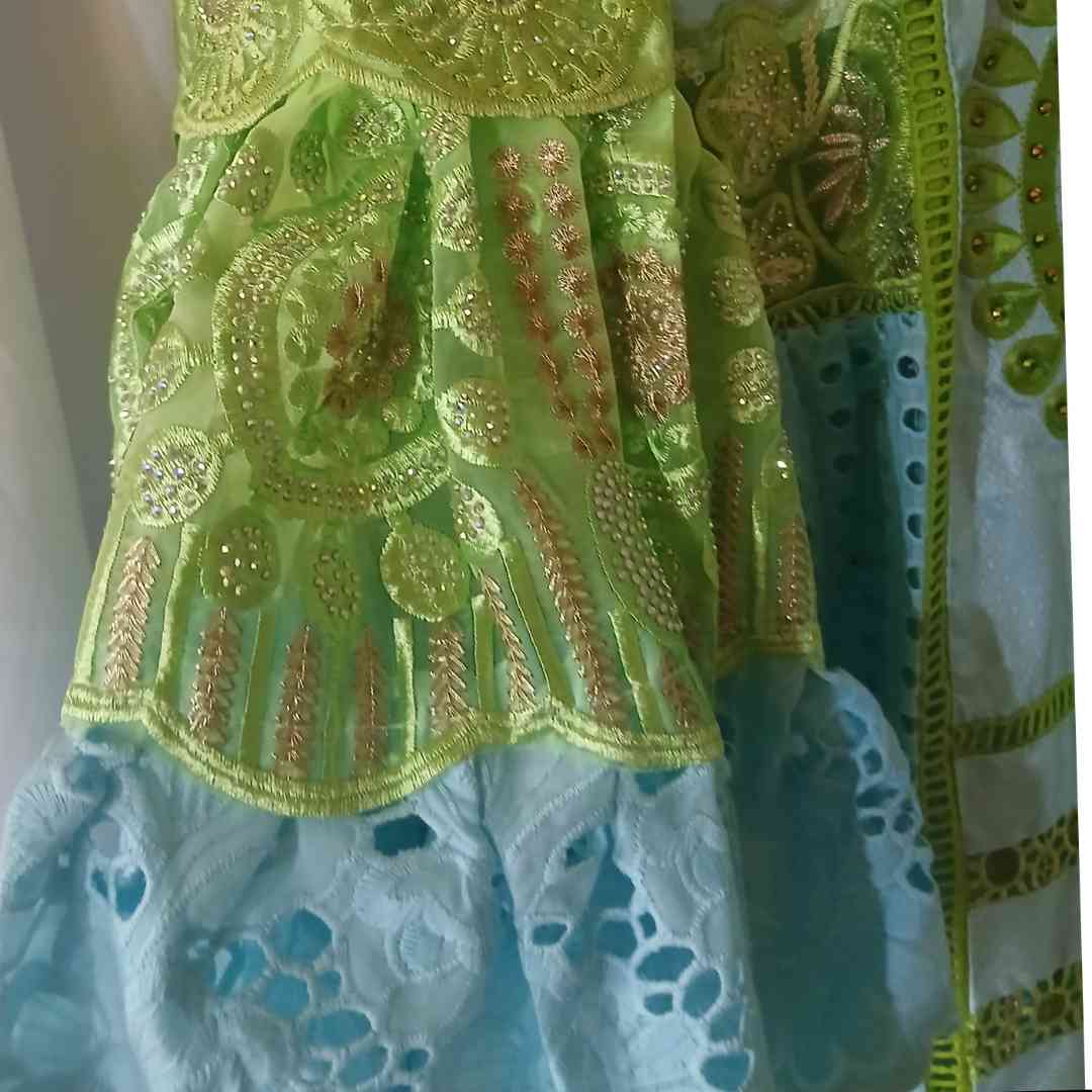 Robe bazin bleu femme brodée cérémonie, élégante bleu et vert grande taille