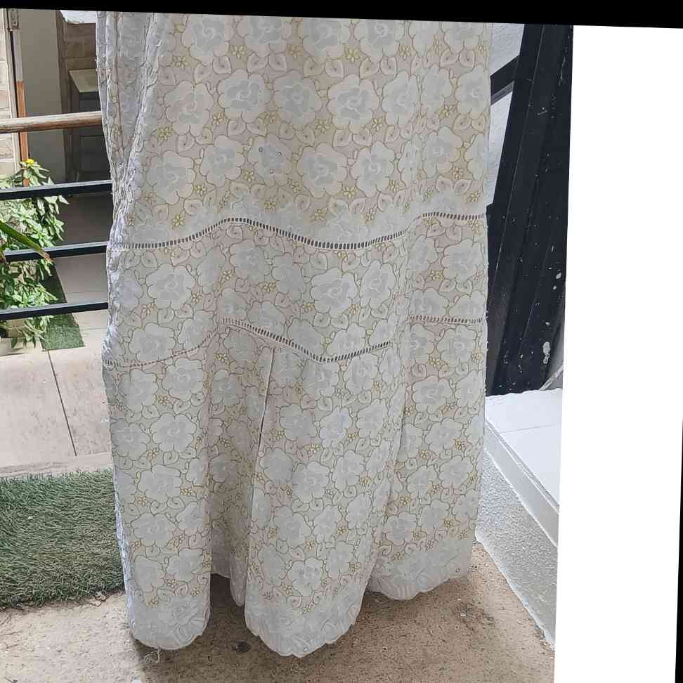 Robe femme brodée blanche fleurs dorées longue bohème chic élégante