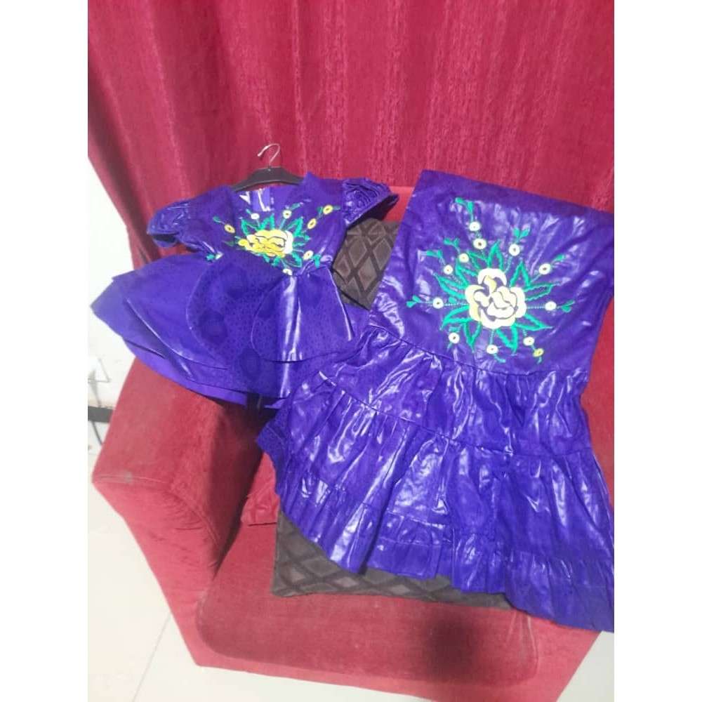 Ensemble bazin riche fille 8 ans mauve foncé, haut et jupe cérémonie élégante