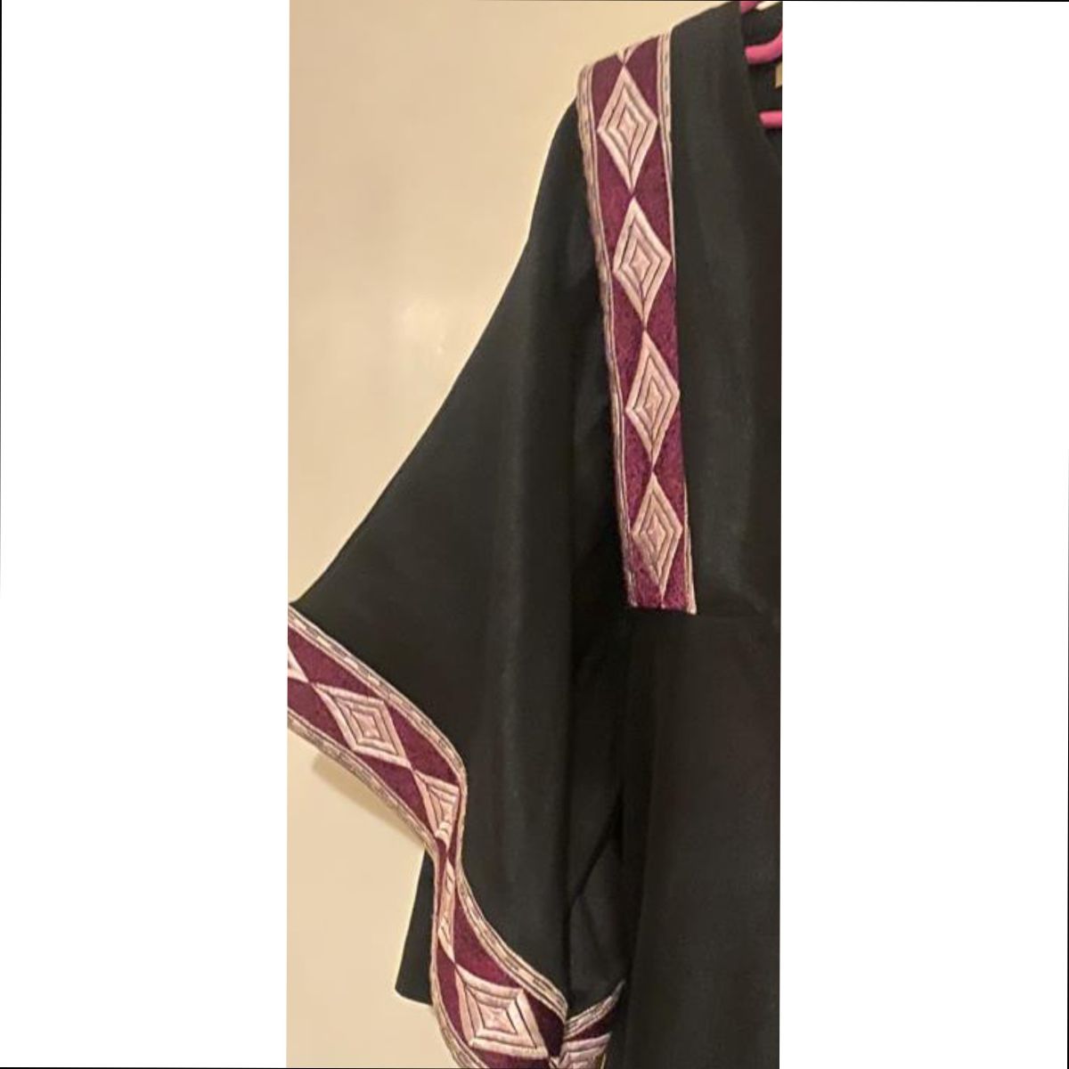 Abaya Élégance - Brocart Lin Coton Noir - Embellissements Traditionnels