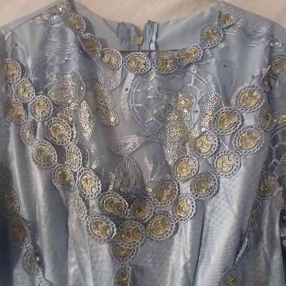 Robe bleue bazin avec dentelle pour un style élégant et unique