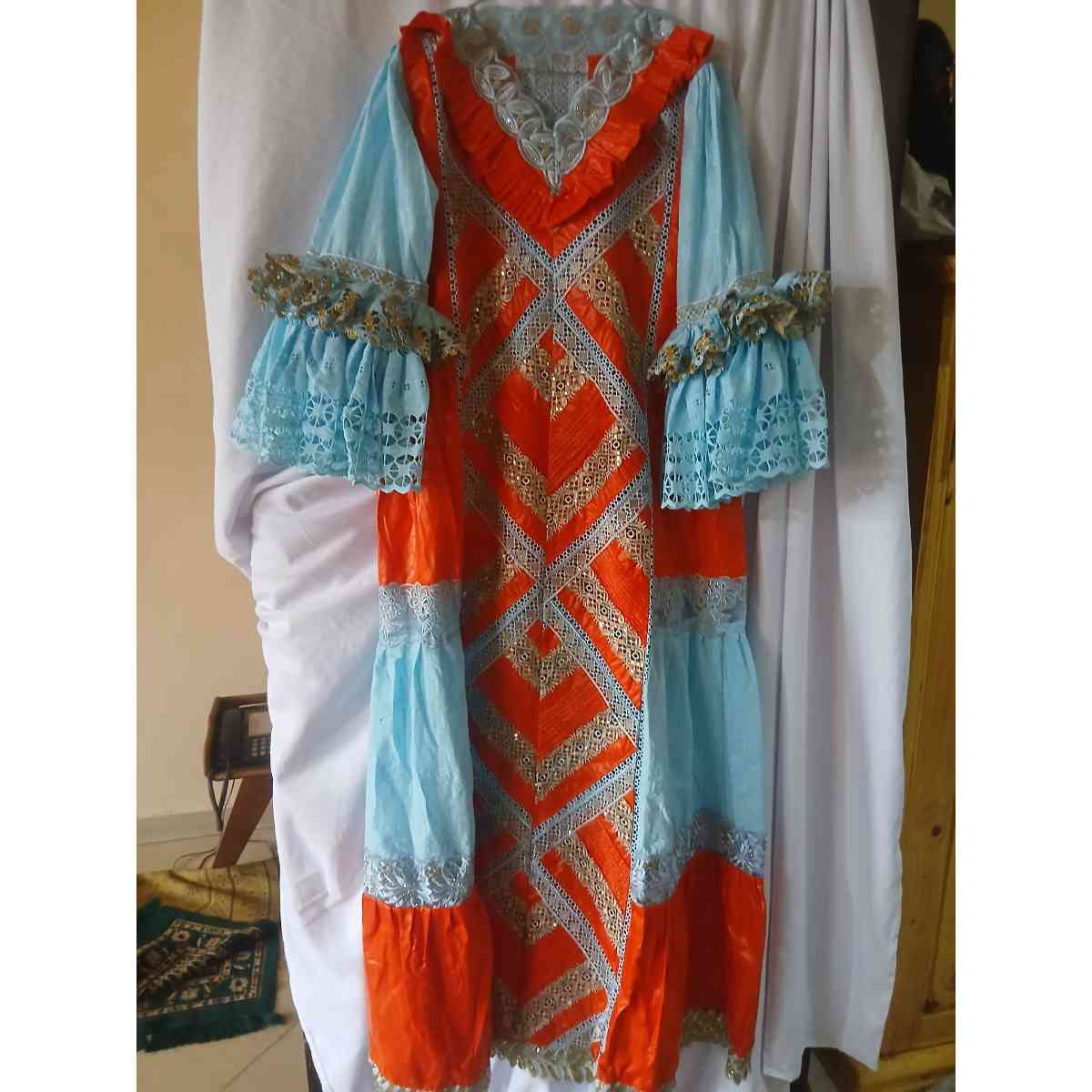 Robe bazin femme orange brodée bleu, élégante cérémonie ou soirée