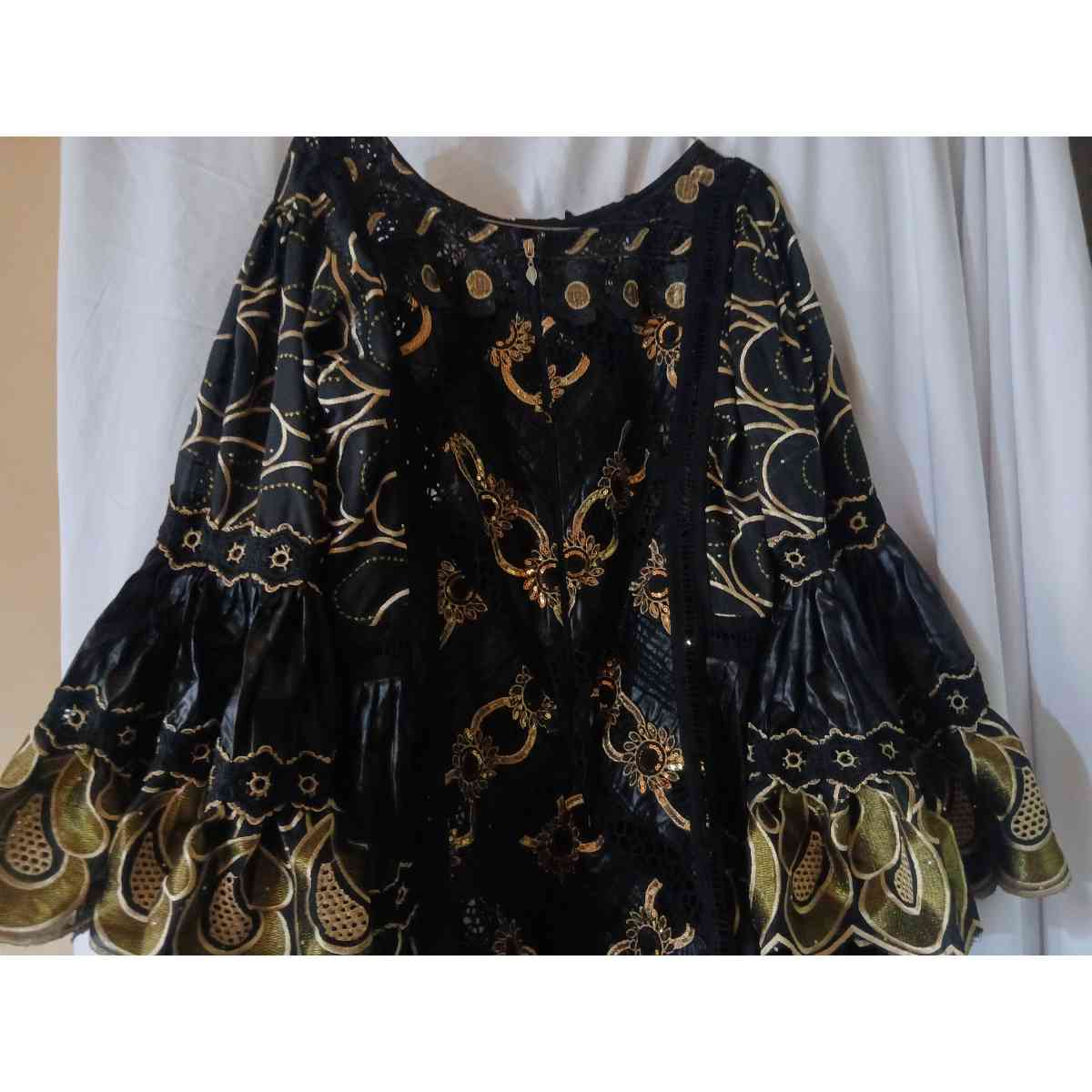 Ensemble bazin femme brodé noir doré et pagne, tenue africaine élégante