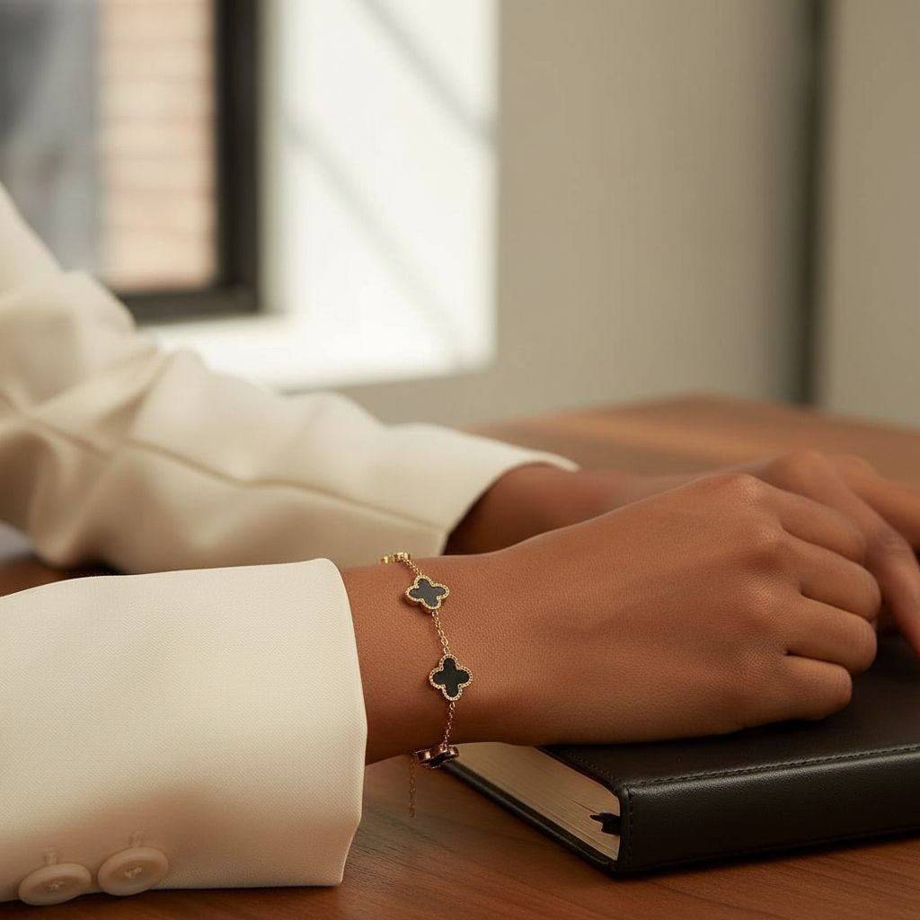 Bracelet trèfle femme doré noir, bijou minimaliste porte-bonheur élégant