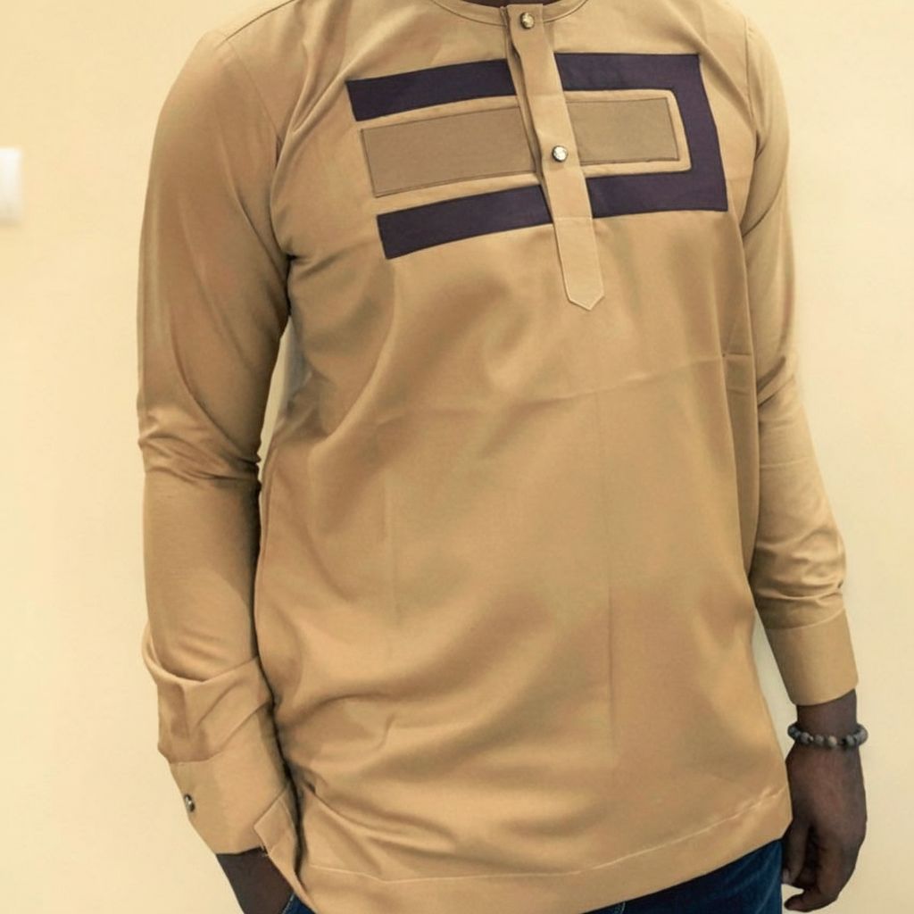 Chemise homme élégante beige sable col mao, manches longues, coupe ajustée