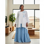 Ensemble deux pièces femme bohème chic : jupe longue bleue et haut blanc