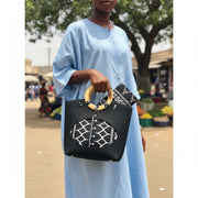 Sac à main cuir noir motif ethnique poignée bois, chic et grande capacité