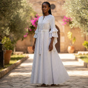 Robe longue femme élégante blanche et grise, fluide à rayures, chic et ceinturée