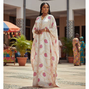 Robe drianké sénégalaise chic blanche broderie rose, élégance cérémonie