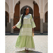 Robe verte brodée femme élégante, style bohème chic, garnitures blanches