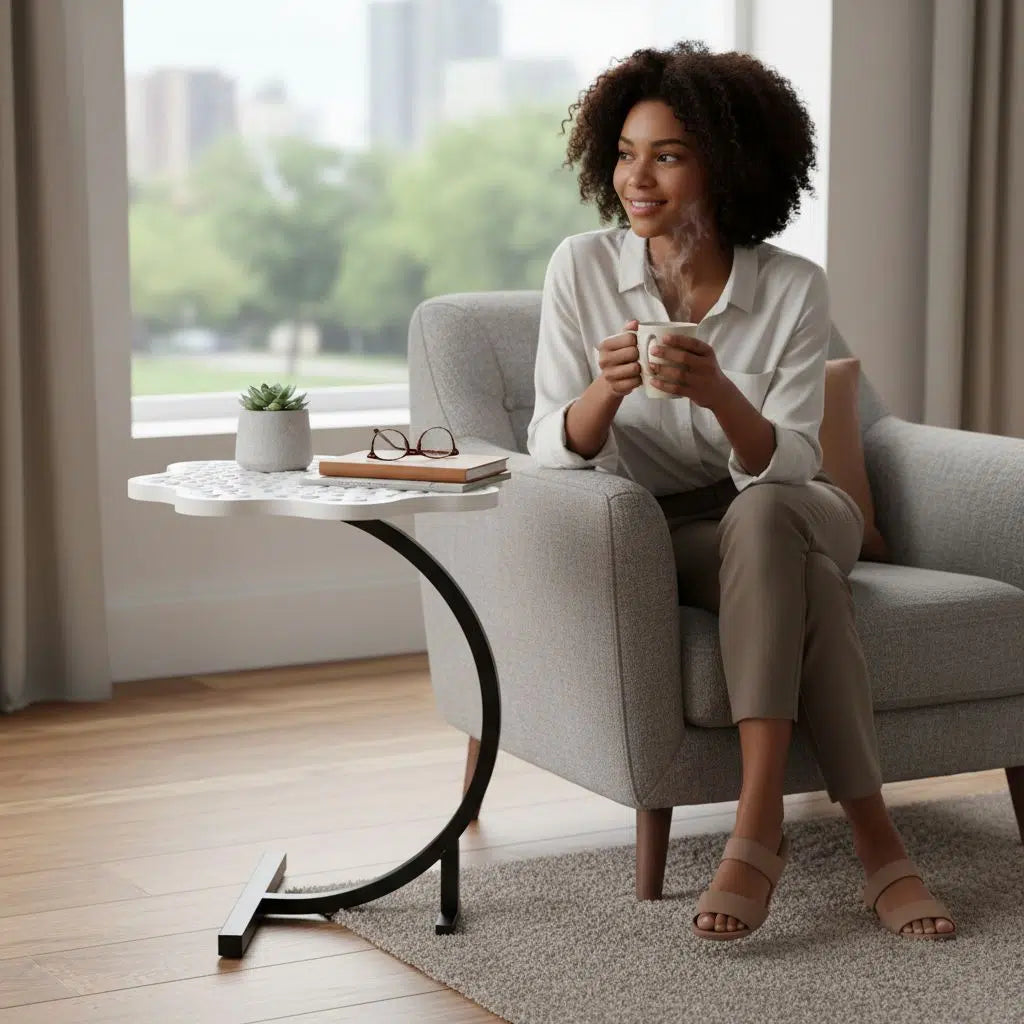 Table d’appoint blanche design, décorative et moderne, motif boutons élégants