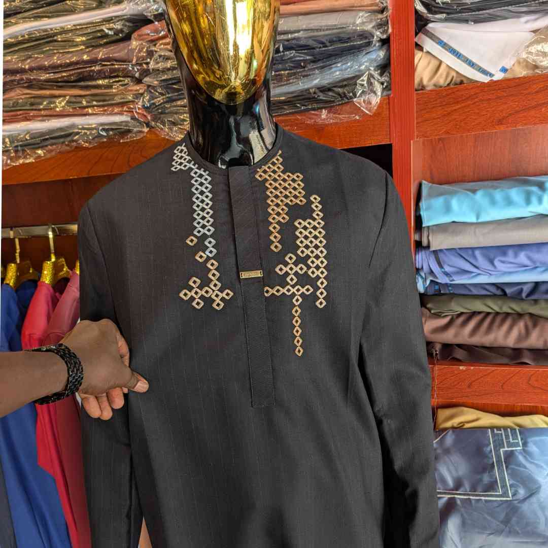 Ensemble homme élégant noir brodé