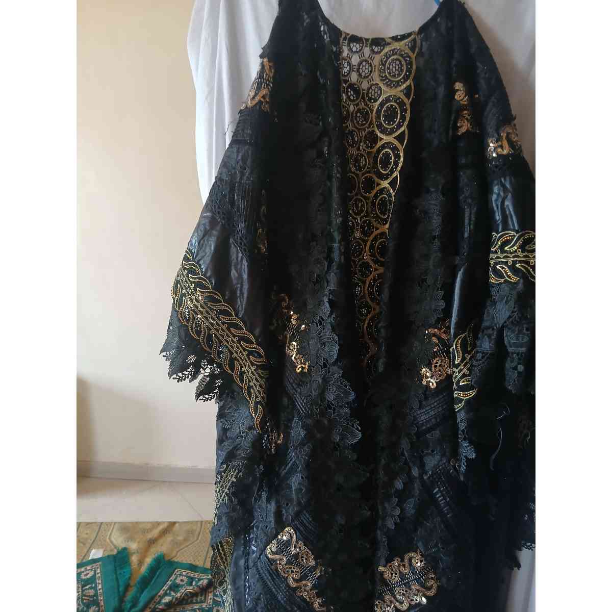 Boubou femme mariage brodé doré et pagne, tenue africaine chic