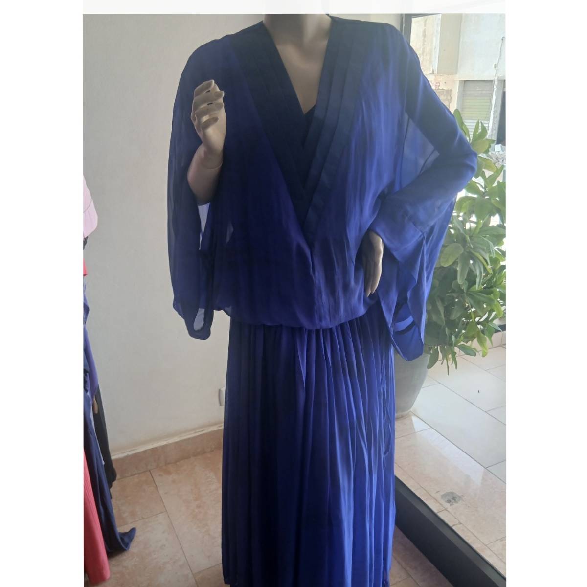 Robe bleue femme chic, plissée, col en V croisé, élégante et fluide
