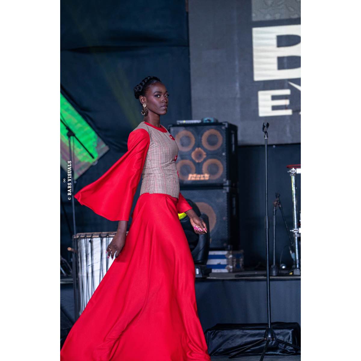 Ensemble haut et jupe longue femme rouge et bleu, tenue élégante événement