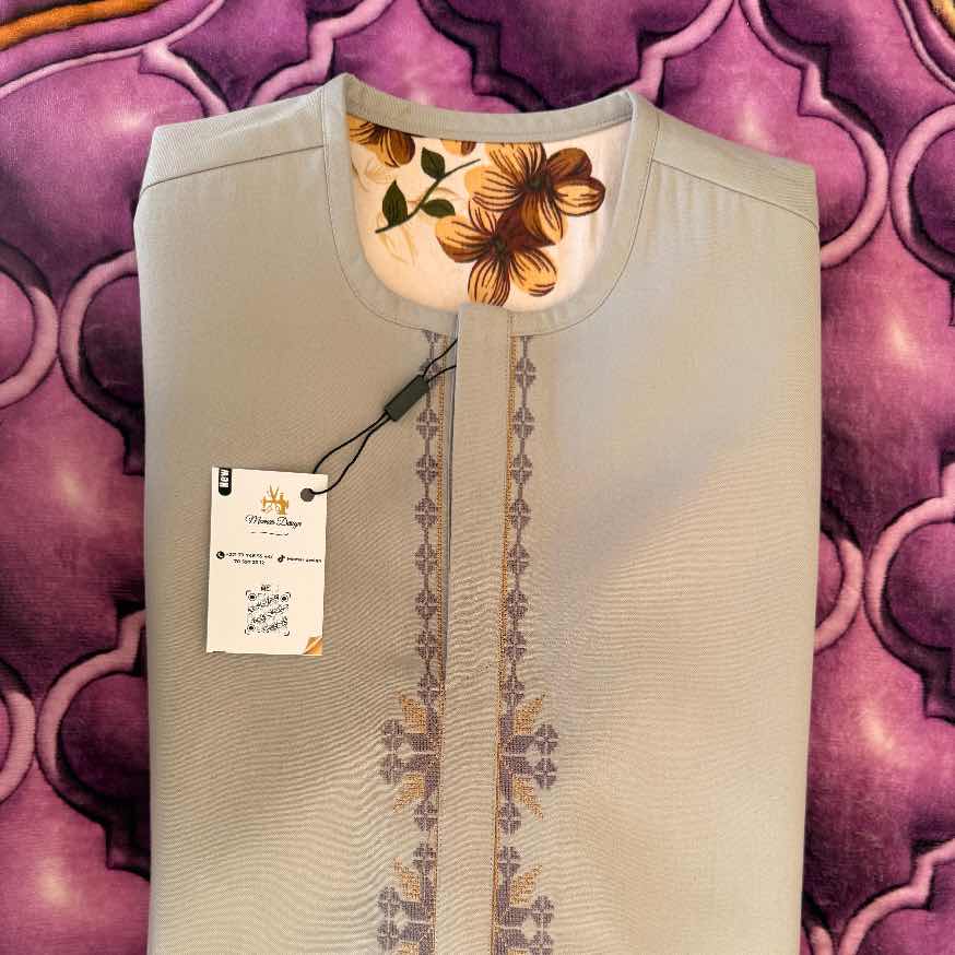 Costume africain homme beige brodé élégant – vêtement traditionnel chic