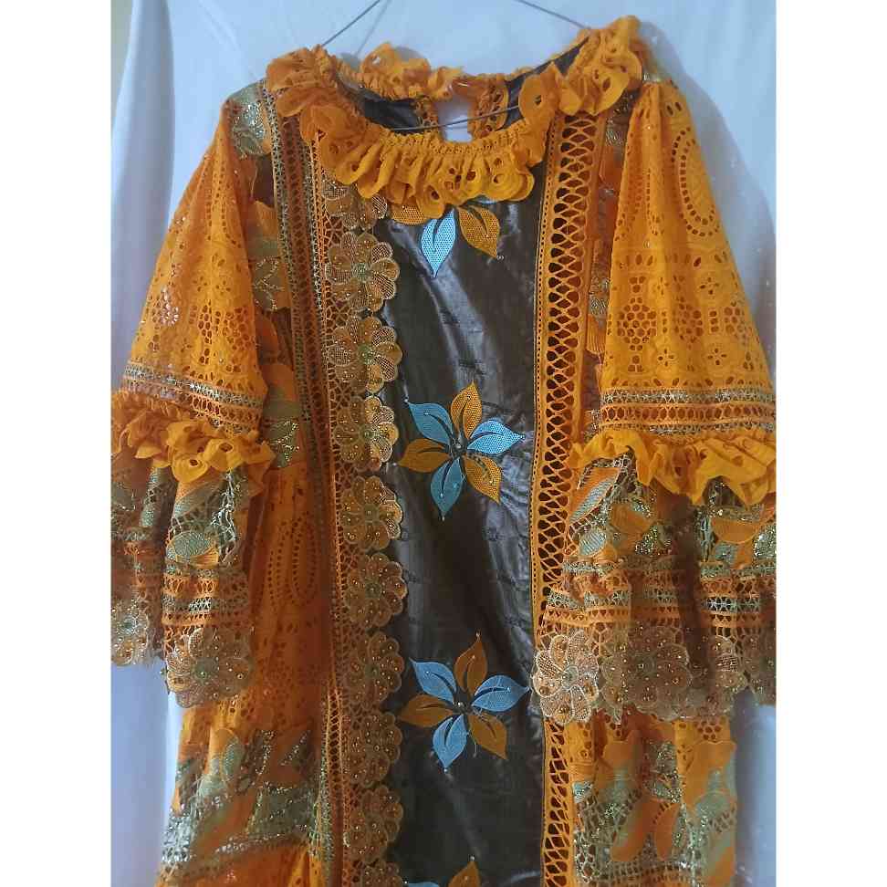 Robe bazin femme marron brodée bleu et orange, élégante et chic