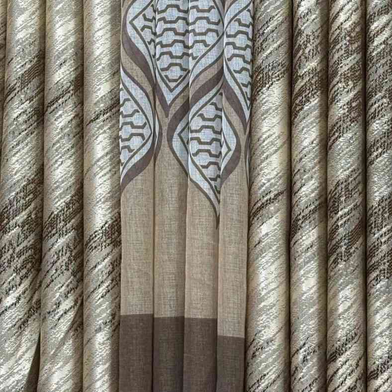 Rideau trois pieces jacquard beige et blanc, élégant brodé doré salon