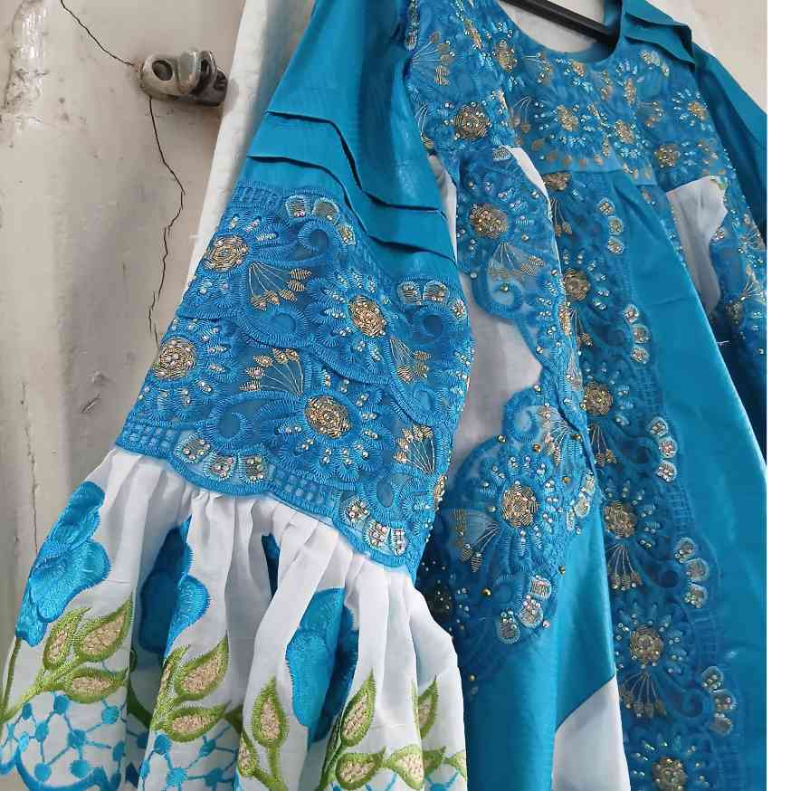 Robe bazin brodée femme élégante, longue, bleu et blanc, cérémonie