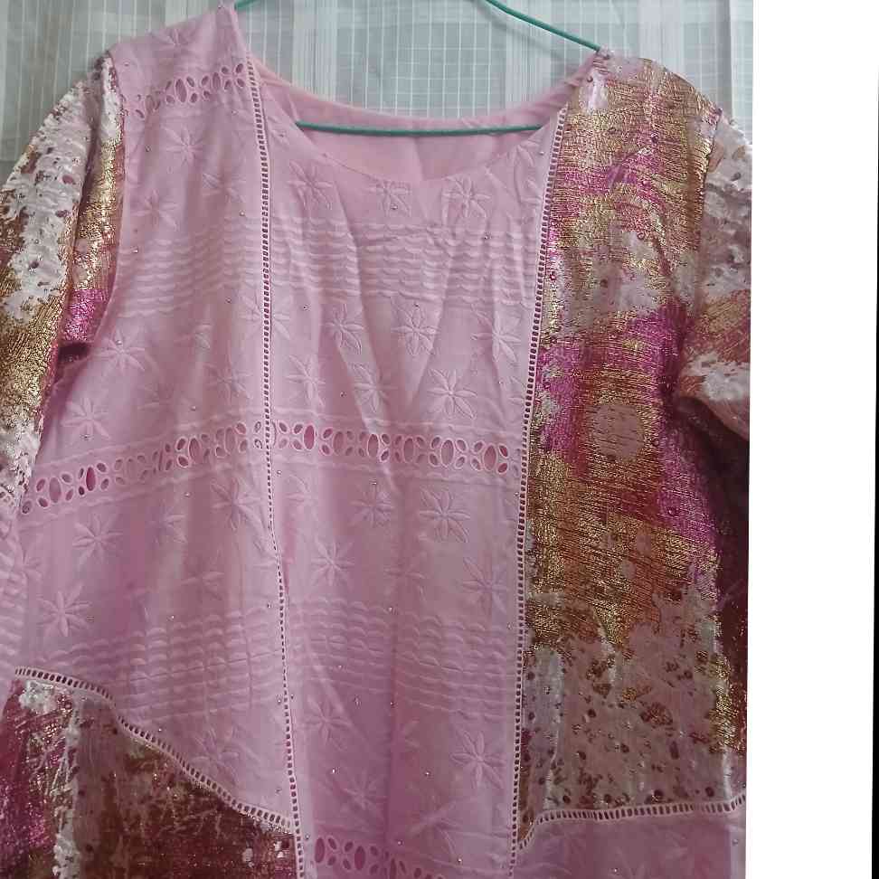 Robe femme rose brodée en brocart, élégante et bohème chic, été