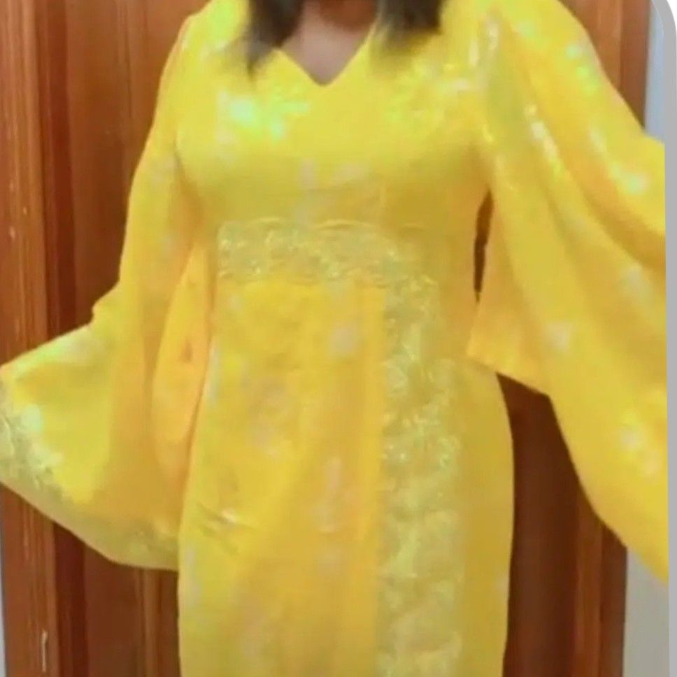 Robe femme jaune soleil avec manches évasées