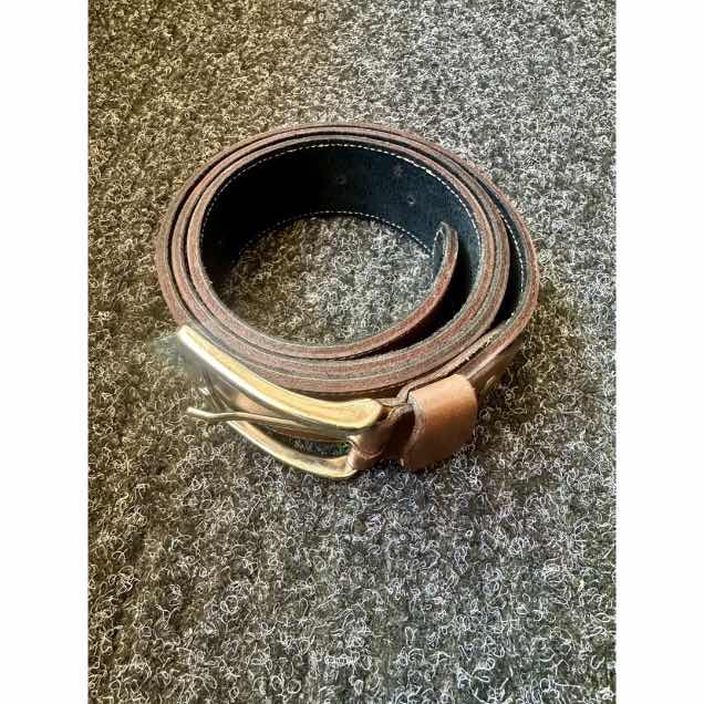 Ceinture cuir homme marron foncé élégante, boucle dorée, robuste et chic