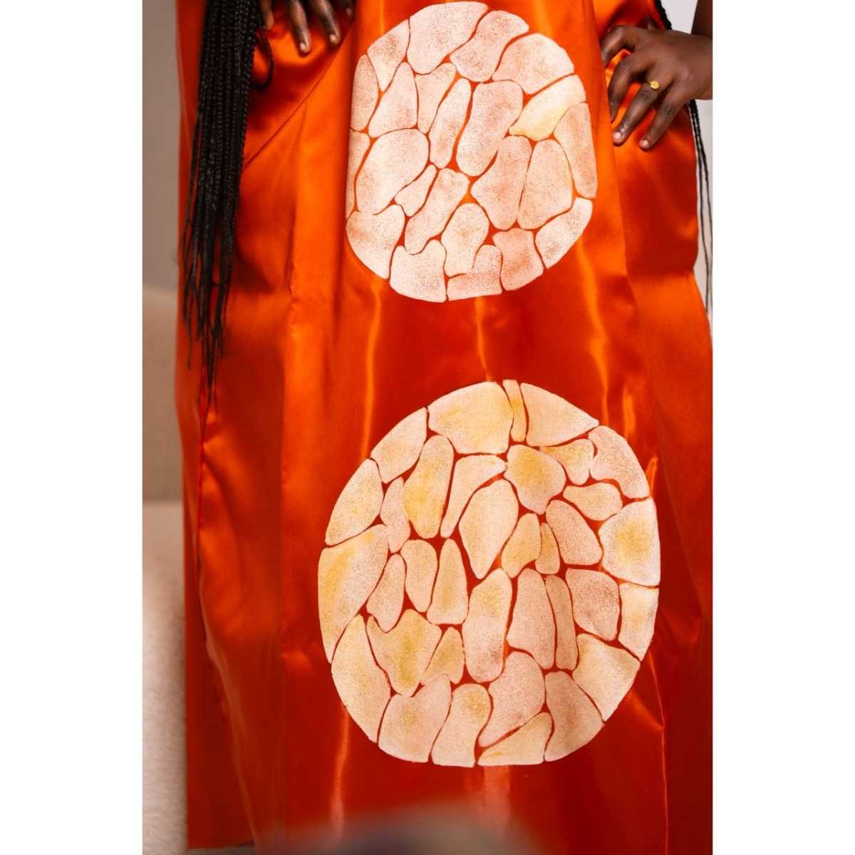 Robe orangée peinte à la main longue satin femme élégante soirée