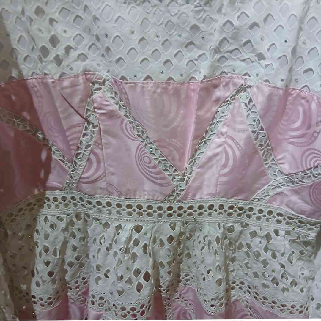 Robe bazin brodée blanche et rose bohème chic