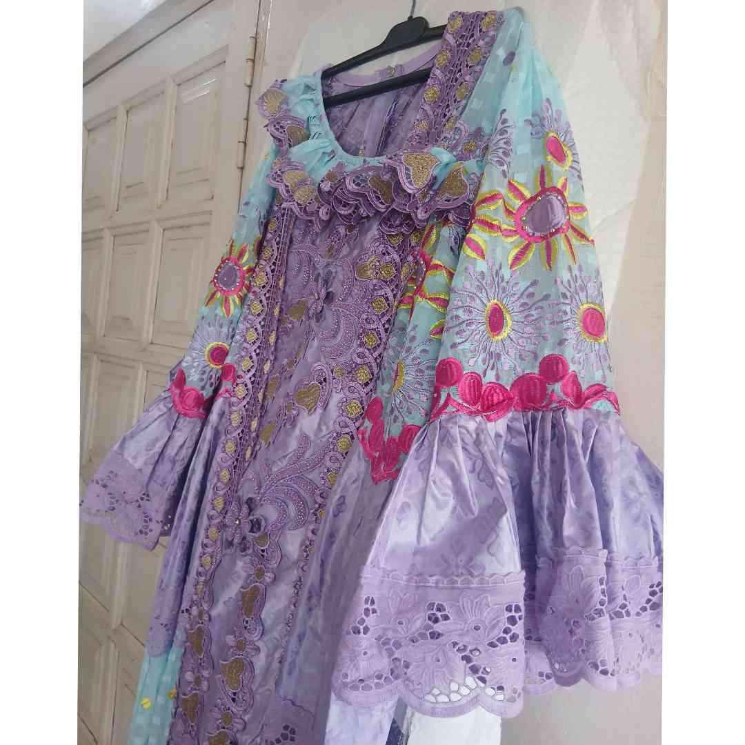 Robe bazin brodée femme élégante, longue cérémonie, couleurs vives