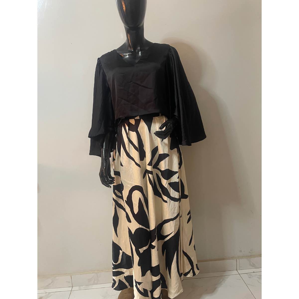 jupe élégante en noir et beige pour un style irrésistible