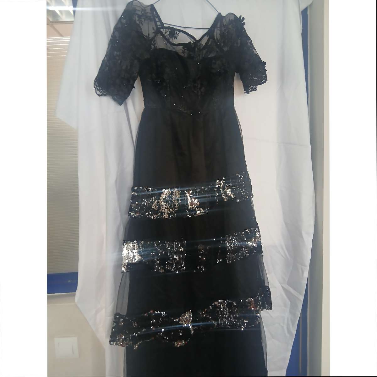 Robe soirée noire sequins longue tulle élégante, chic et brillante femme