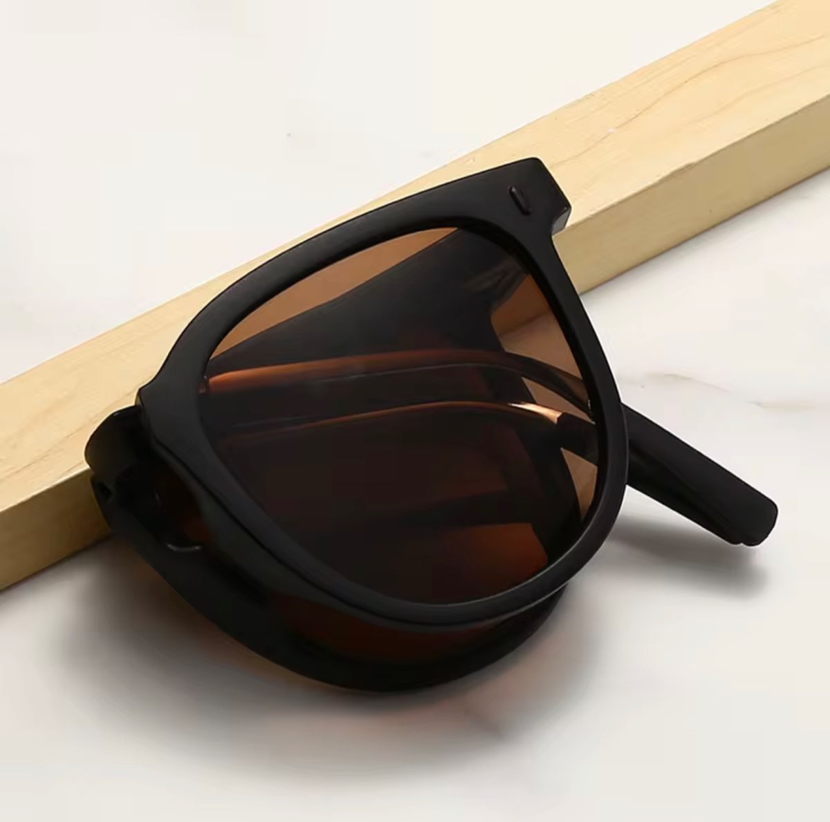 Lunettes de soleil pliables avec étui rigide, légères et design minimaliste