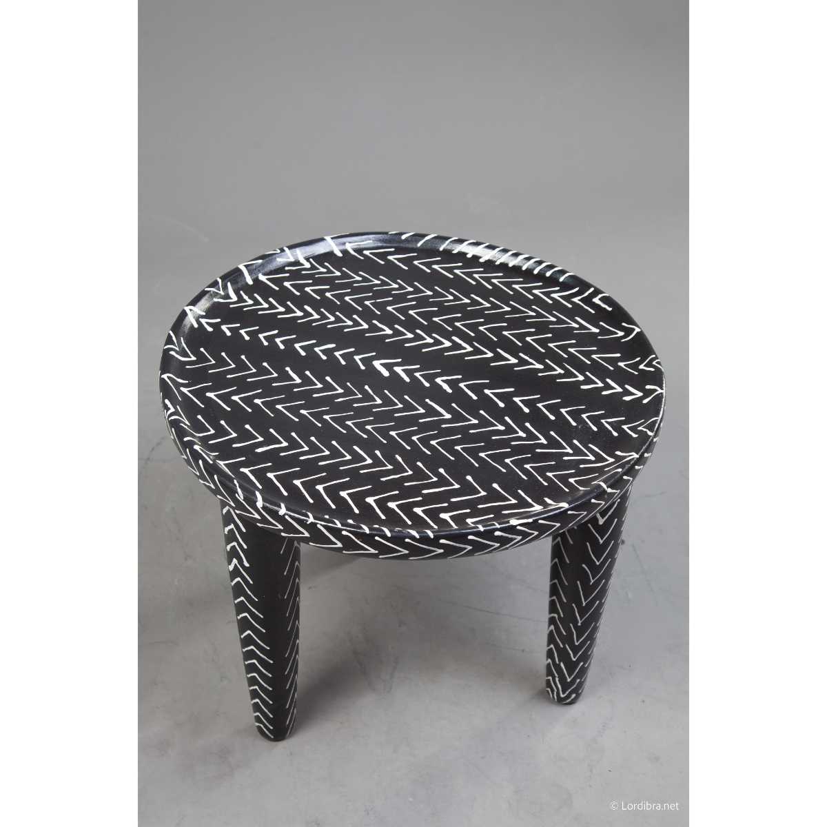 Table basse ronde noire motif chevron, design ethnique bohème chic