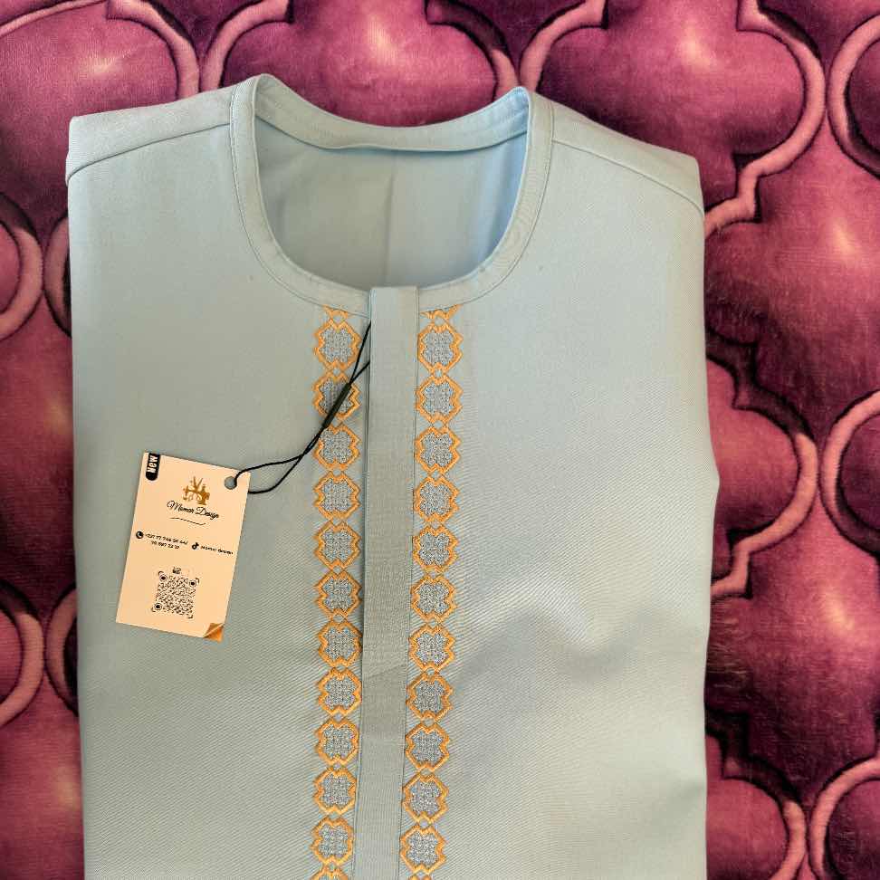 Costume africain homme beige brodé élégant – vêtement traditionnel chic