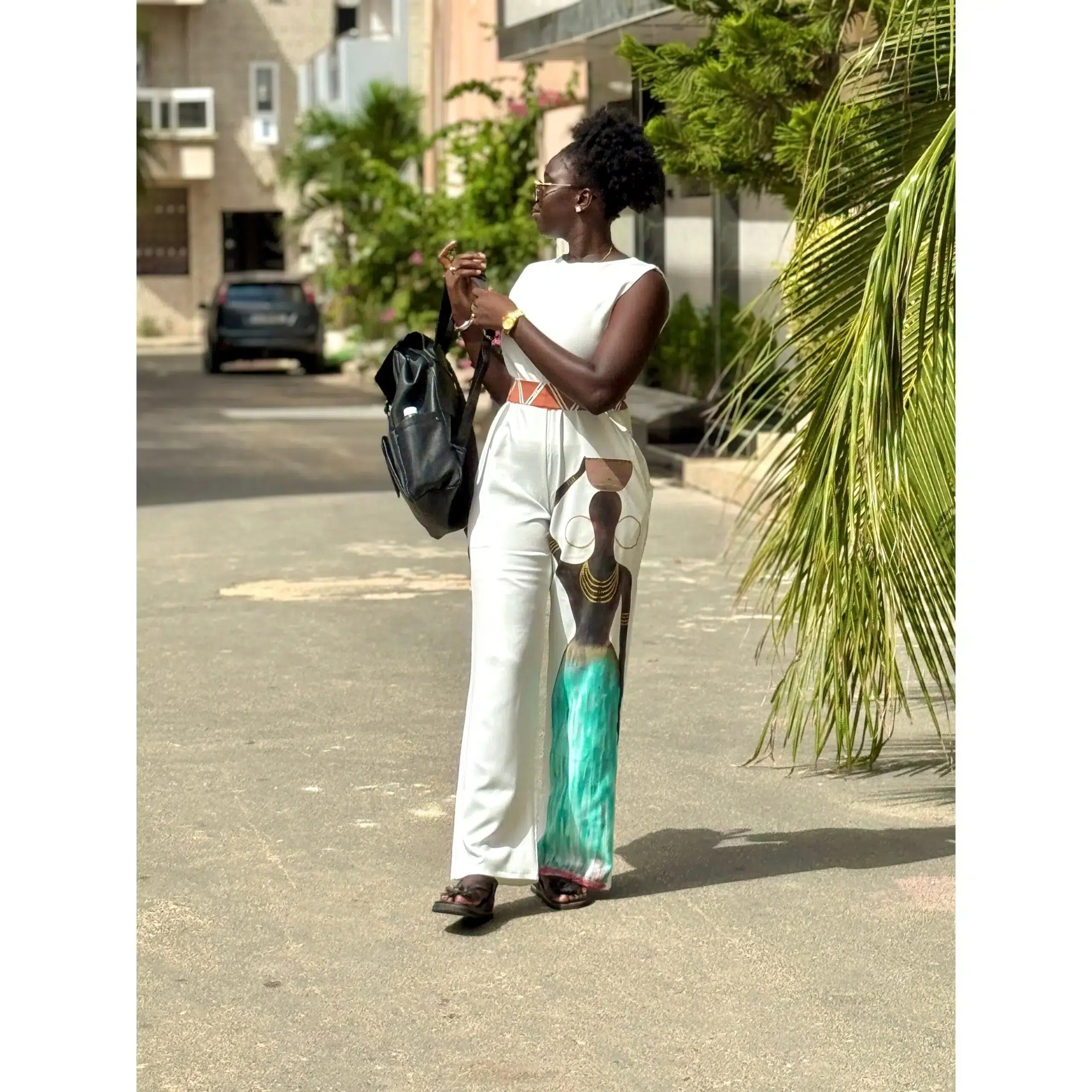 Combinaison blanche femme, ceinturée à l’africaine