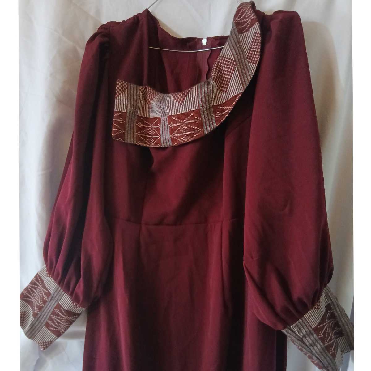 Robe soie Guerlain rouge bordeau élégante avec pagne tissé, soirée ou mariage