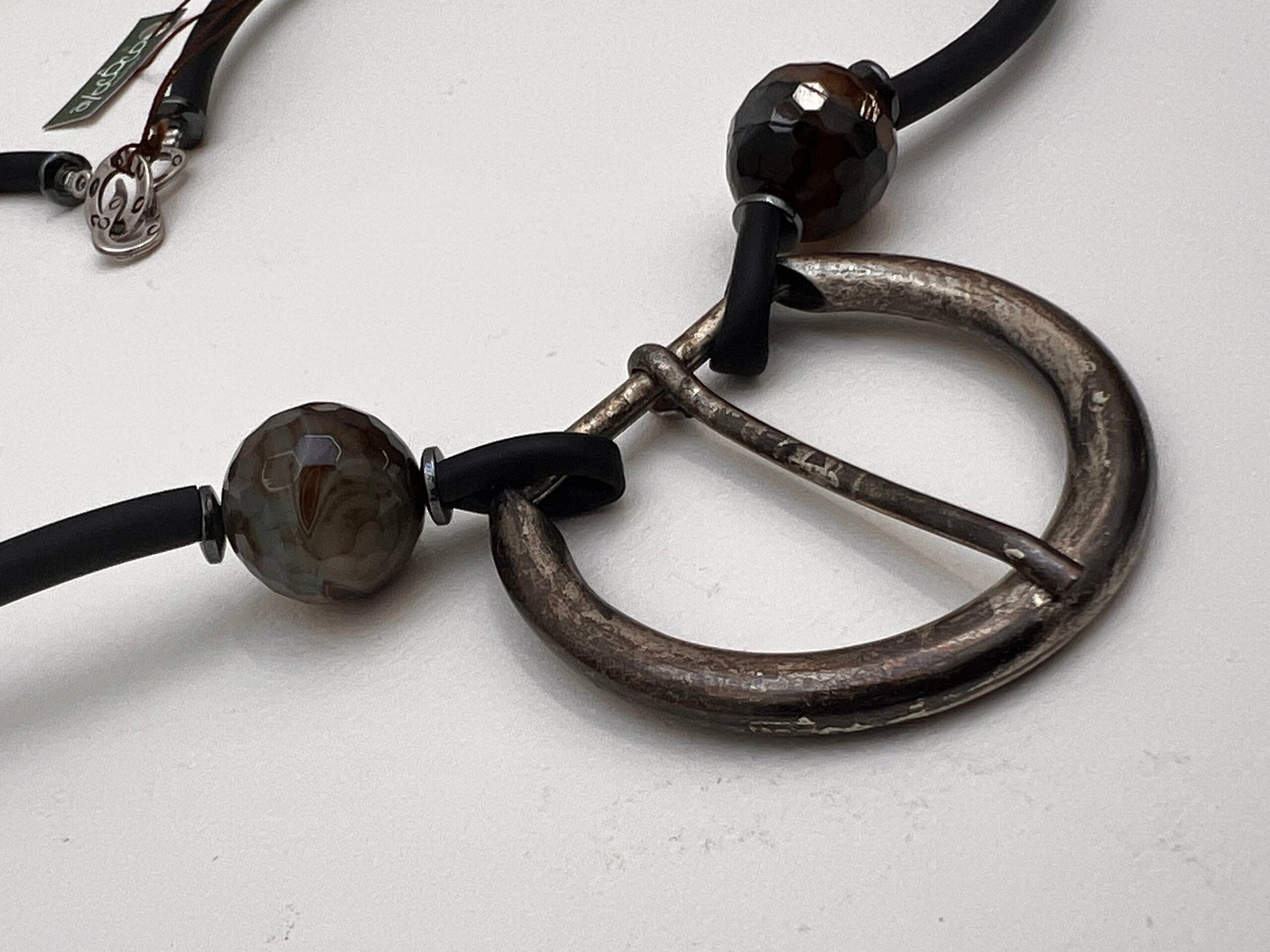 Collier fait main femme Rebelle – Bijou artisanal moderne avec boucles d'oreilles caoutchouc et métal