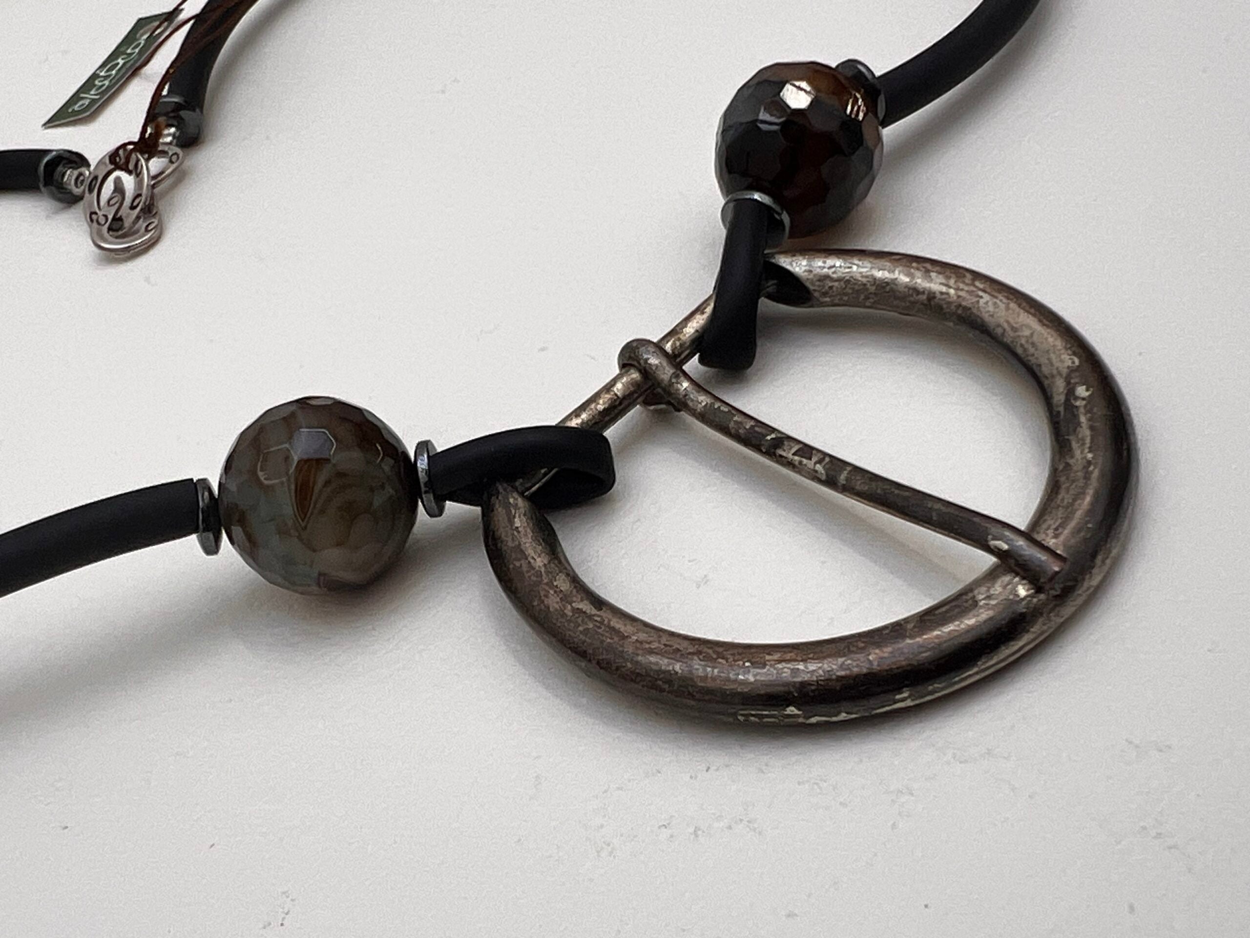 Collier fait main femme Rebelle – Bijou artisanal moderne avec boucles d'oreilles caoutchouc et métal