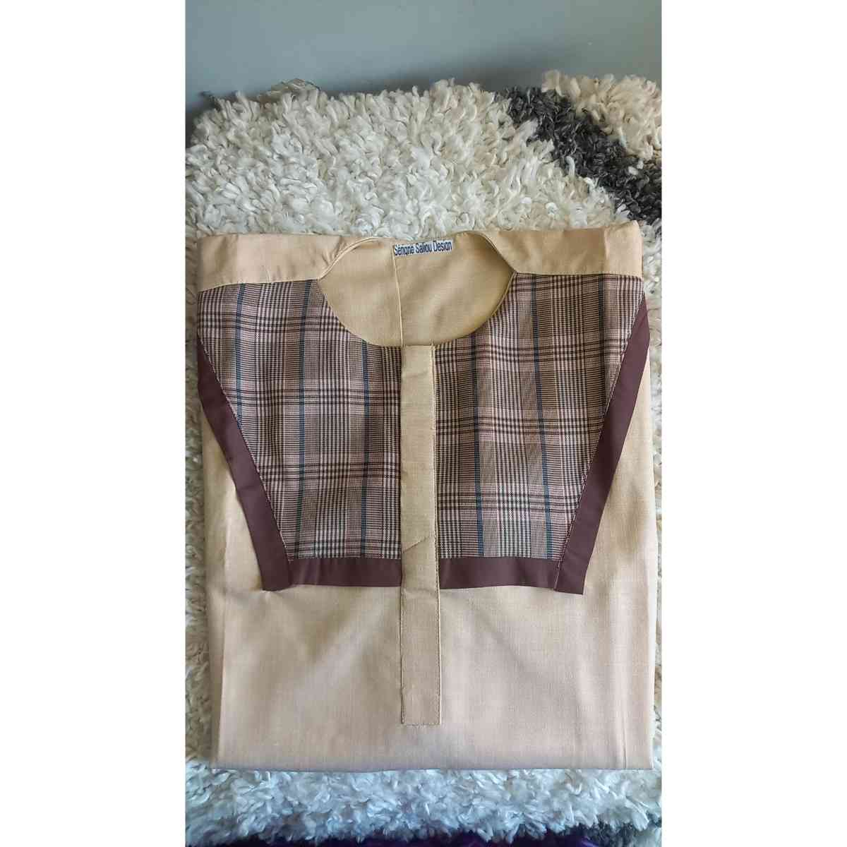 Chemise homme beige à carreaux, col rond, chic et décontractée