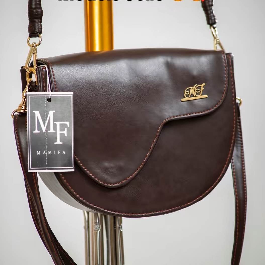 Sac à main en cuir noir Jolie – élégant, chic et détails dorés femme