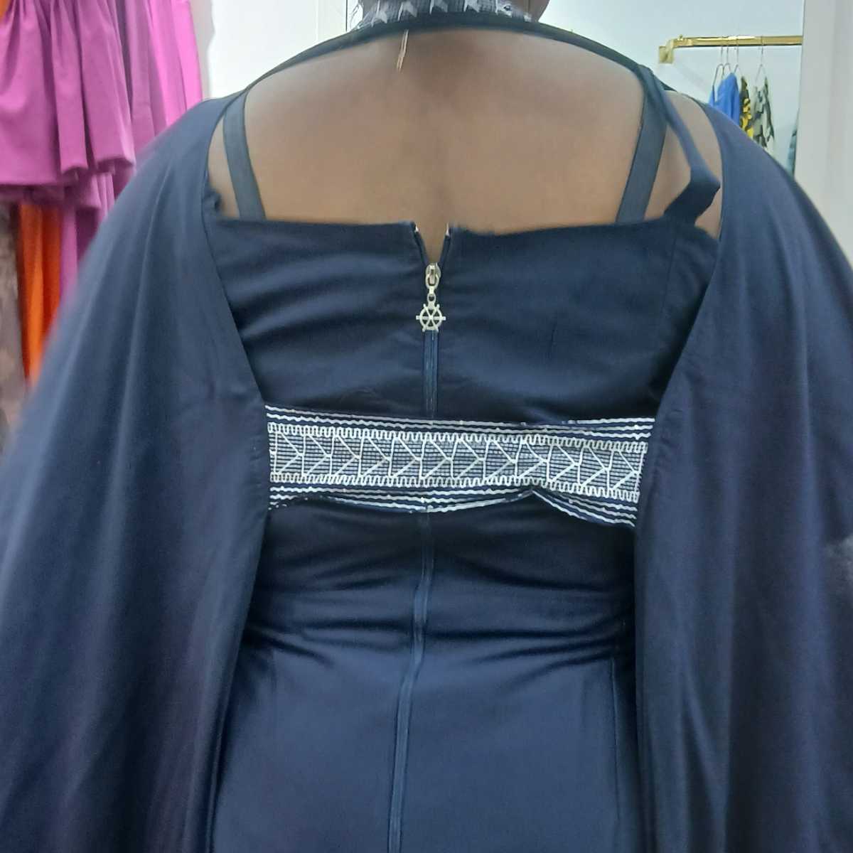 Kaftan Élégance de Minuit - Broderie Argent sur Bleu Marine