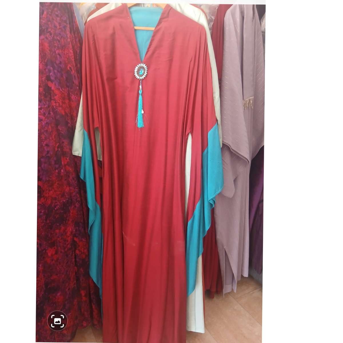 Robe longue rouge et turquoise élégante femme, fluide satiné, cérémonie