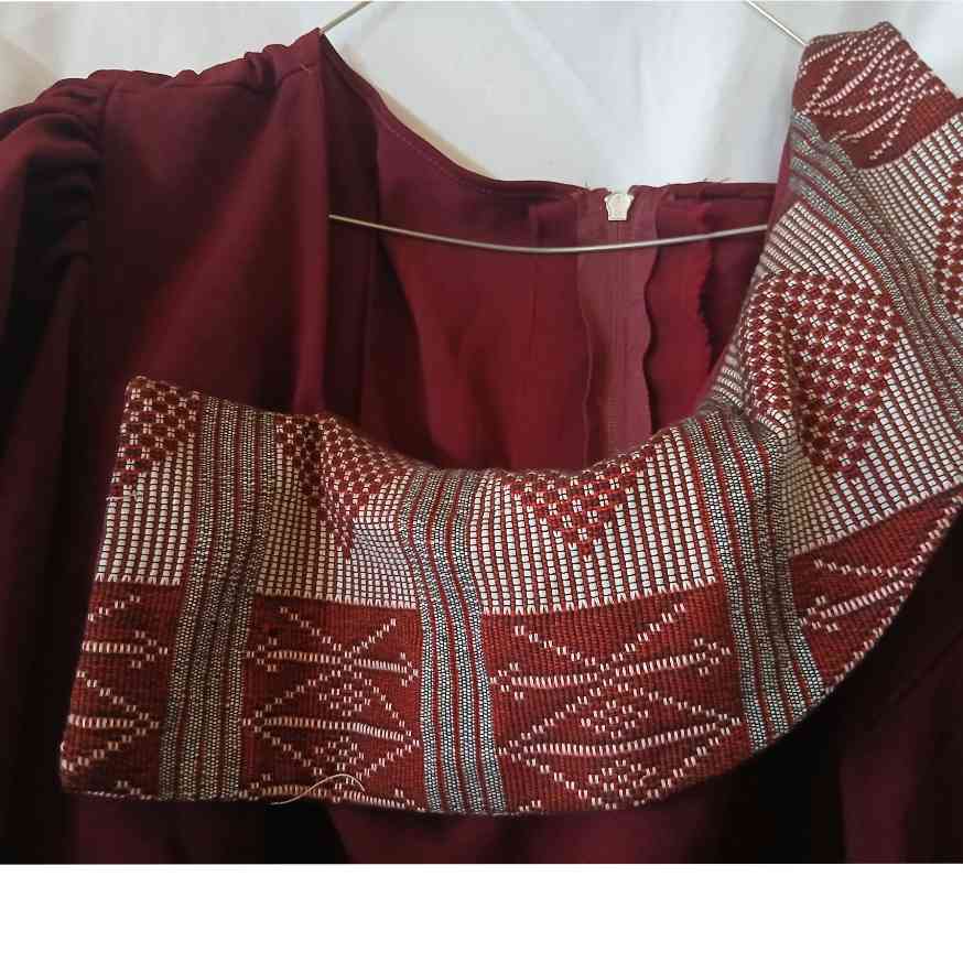 Robe soie Guerlain rouge bordeau élégante avec pagne tissé, soirée ou mariage