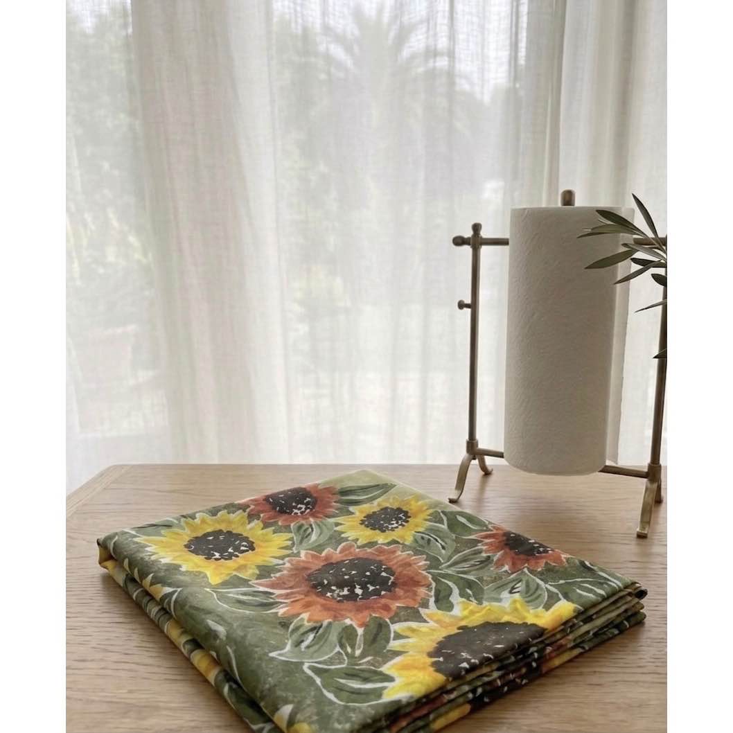 Foulard carré en soie vert sauge à motifs tournesol, accessoire femme chic
